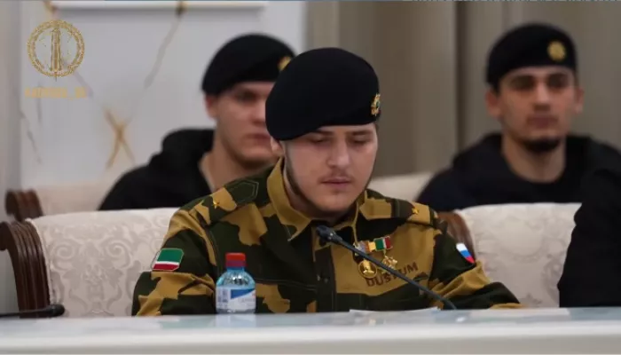 18-летний Адам Кадыров появился на совещании в офицерских погонах