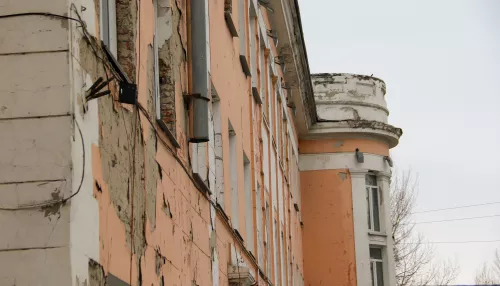 Как выглядит поликлиника-памятник в центре Барнаула перед реставрацией. Фото