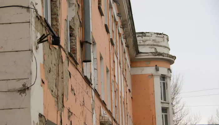 Как выглядит поликлиника-памятник в центре Барнаула перед реставрацией. Фото