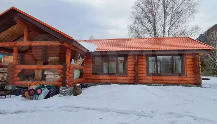 Особняк с печью из монастырских стен продают в Горном Алтае за 36 млн рублей. Фото