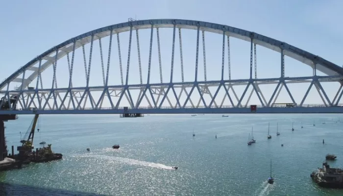 На Крымском мосту временно перекрыли движение автомобилей