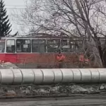 Столб рухнул на трамвай в бийском микрорайоне Трест. Видео