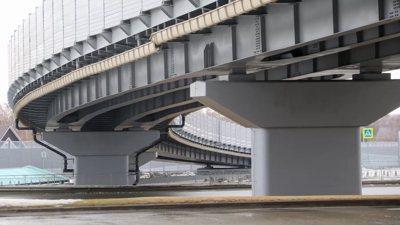 Клубок голых дорог: как новая развязка в Барнауле встретила ямочный сезон. Фото