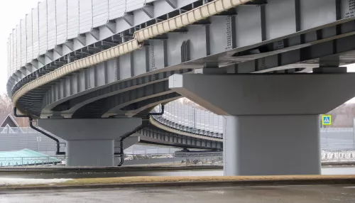 Клубок голых дорог: как новая развязка в Барнауле встретила ямочный сезон. Фото
