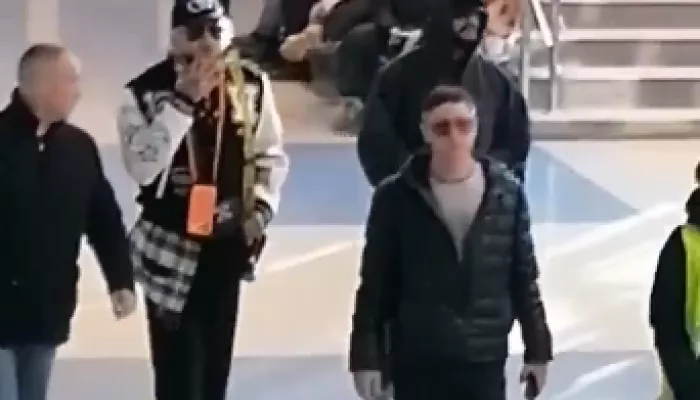 Филипп Киркоров закурил в помещении аэропорта Барнаула. Видео