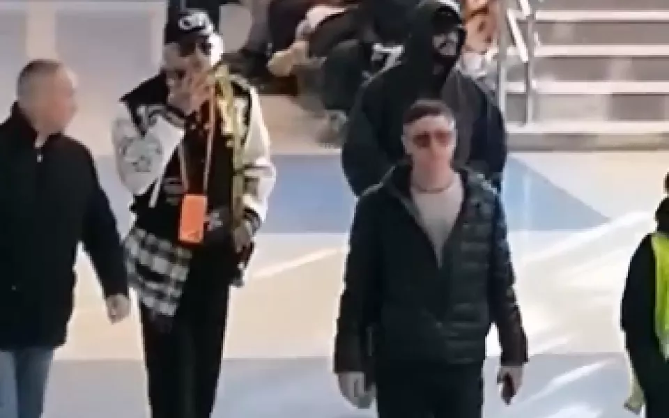 Филипп Киркоров закурил в помещении аэропорта Барнаула. Видео