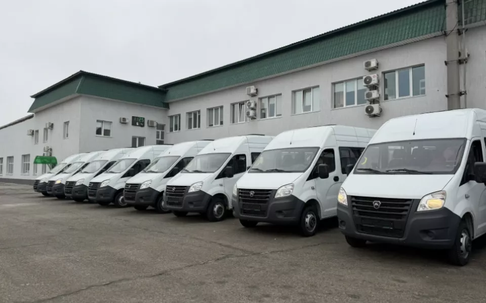 28 новых автобусов за 147 млн рублей передали городам и районам Алтайского края