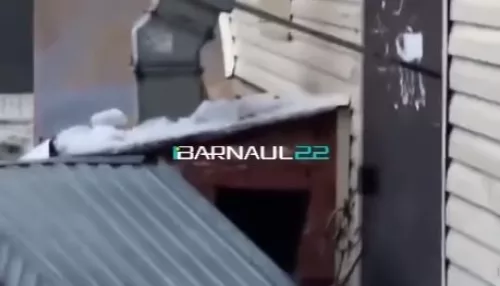Козырек подъезда в Барнауле сломало ледяной глыбой