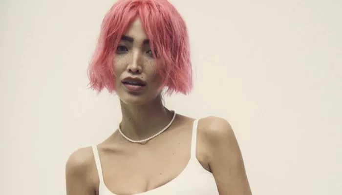 Жена Цекало снялась полуобнаженной в розовом парике