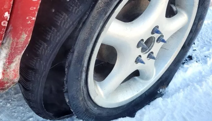 Автомобили массово пробивают колеса на трассе Новосибирск — Барнаул