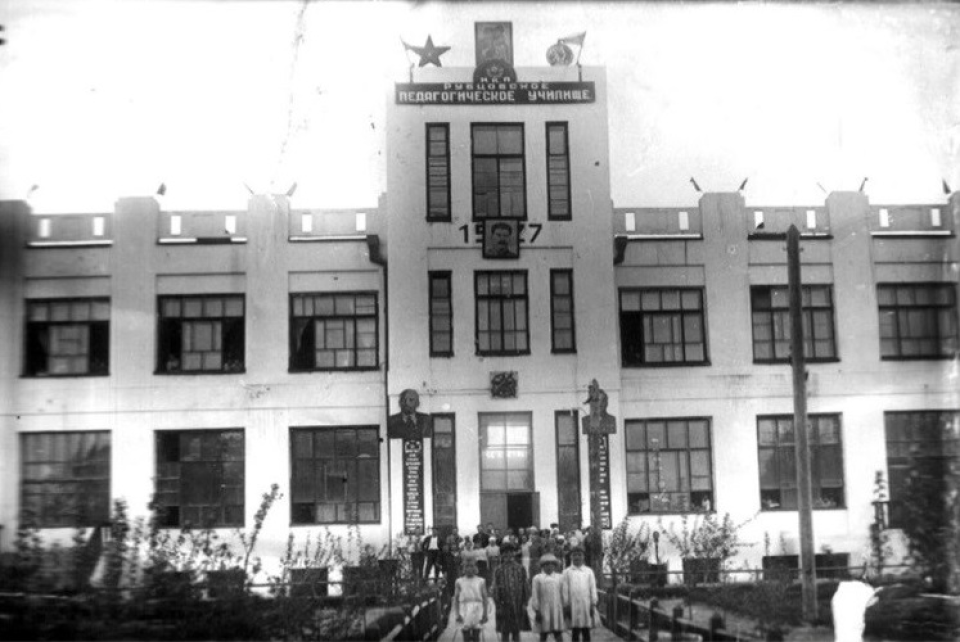 Здание главного корпуса Рубцовского педагогического училища. Архивное фото