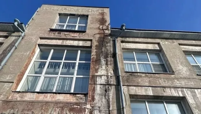 По зданию Рубцовского педколледжа пошла огромная трещина