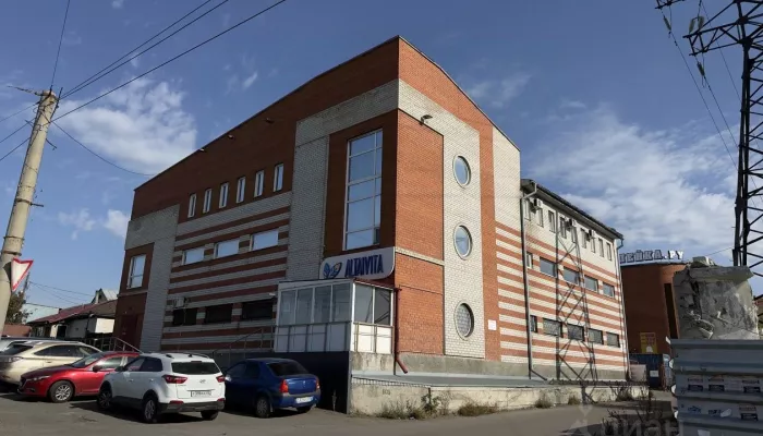 Крупное торгово-офисное здание выставили на продажу в Барнауле. Фото