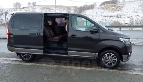 Привезенный под заказ в Россию девятиместный минивэн продают в Горном Алтае. Фото