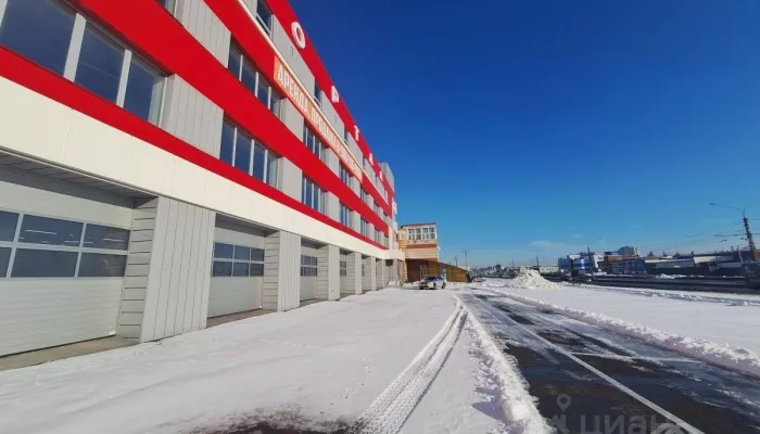 Торгово-офисный центр выставили на продажу в Барнауле за 420 млн рублей. Фото