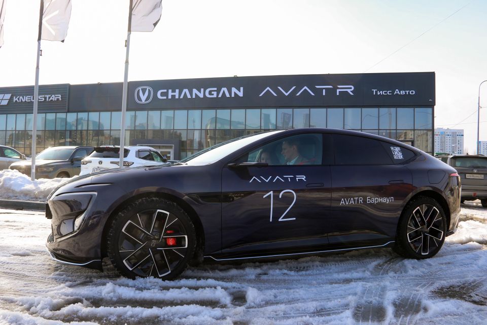 Электромобиль Avatr 12 на фоне автосалона дилерского центра