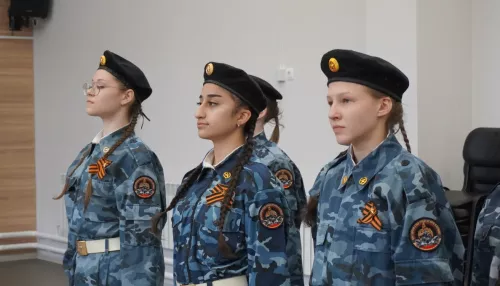 Барнаульские школьники поучаствовали в строевом смотре. Фото