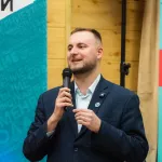 Партия Новые люди провела дискотеку для барнаульцев старшего поколения. Фото