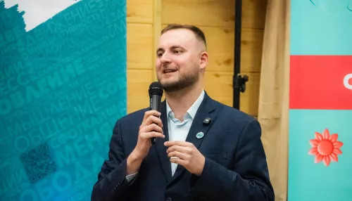 Партия Новые люди провела дискотеку для барнаульцев старшего поколения. Фото