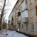 В аварийном доме на ул. Тимуровской в Барнауле нашли запертыми 16 кошек