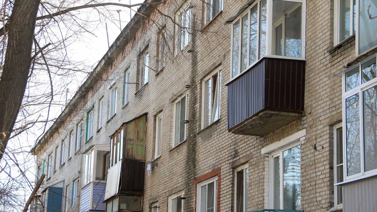 Аварийный дом на улице Тимуровская, 37 в Барнауле