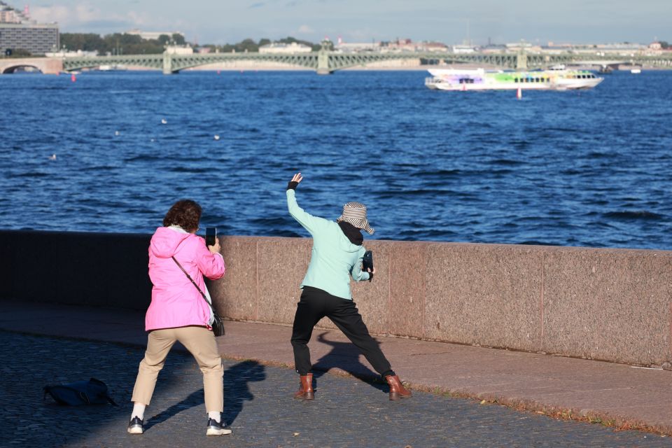 Набережная. Женщины