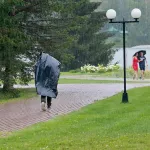 Врач предупредил о смертельных опасностях летних ливней