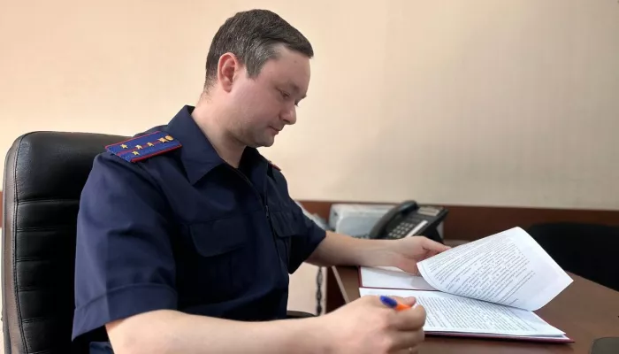 Мужчина насильно остриг волосы мальчику, попавшему камнем по его автомобилю