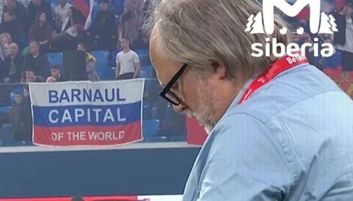 Флаг с фразой Барнаул — столица мира вывесили на игре сборных РФ и Мали