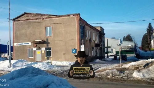 Фасад здания с госучреждениями частично обрушился в Алтайском крае