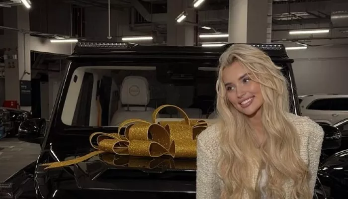 Предполагаемая избранница Тимати получила в подарок автомобиль за 60 млн рублей