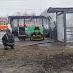 Маршрутный автобус сгорел у остановки в Барнауле. Фото