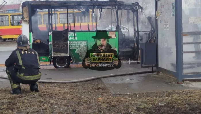 Маршрутный автобус сгорел у остановки в Барнауле. Фото