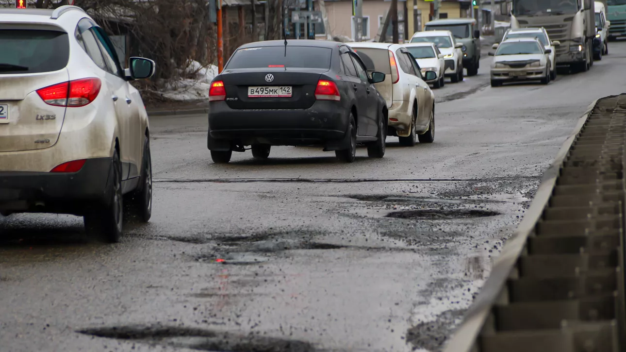 Кошмар для колес и подвесок: как выглядят весенние дороги в центре Барнаула. Фото