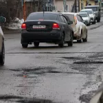 Кошмар для колес и подвесок: как выглядят весенние дороги в центре Барнаула. Фото