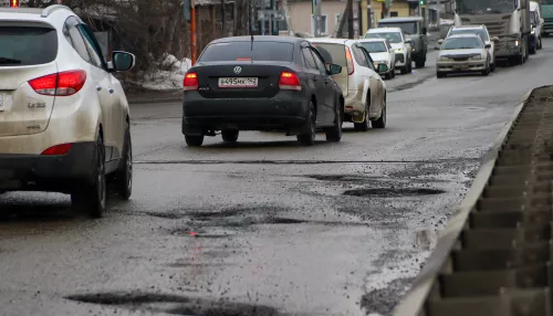 Кошмар для колес и подвесок: как выглядят весенние дороги в центре Барнаула. Фото