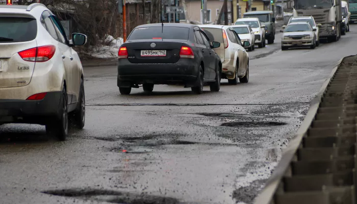 Кошмар для колес и подвесок: как выглядят весенние дороги в центре Барнаула. Фото