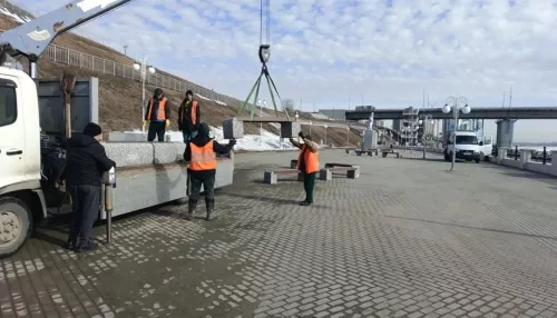 Лавочки и урны возвращают на улицы Барнаула после зимовки