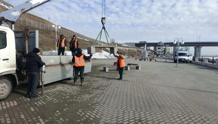 Лавочки и урны возвращают на улицы Барнаула после зимовки