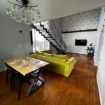 Коттедж с панорамными окнами и эффектным видом на закат продают в горах Алтая. Фото