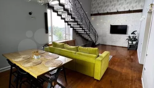 Коттедж с панорамными окнами и эффектным видом на закат продают в горах Алтая. Фото