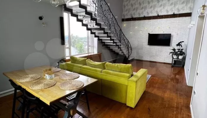 Коттедж с панорамными окнами и эффектным видом на закат продают в горах Алтая. Фото