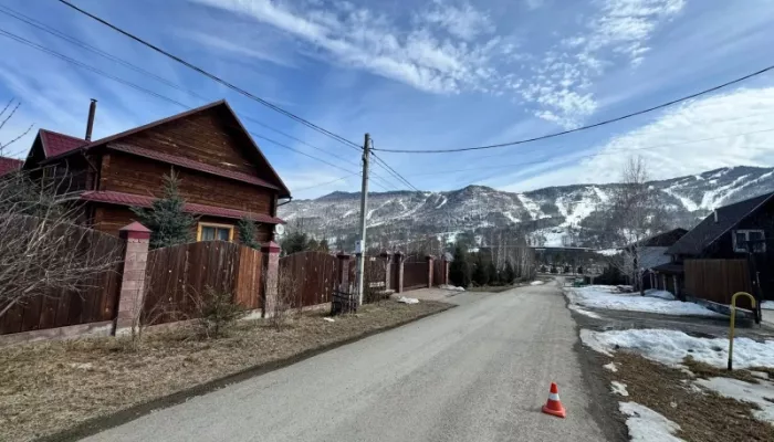 В Республике Алтай водитель Mazda Bongo сбил пожилого пешехода и скрылся