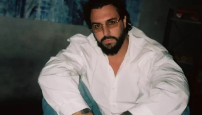 Телеведущий и подкастер Антон Штейн найден мертвым в гостинице: причина