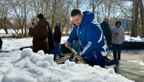Единороссы организовали акцию Антипаводок в Барнауле