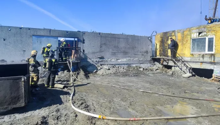 Производственное здание загорелось на ул. Трактовой в Барнауле