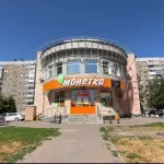 Трехэтажный торговый центр выставили на продажу в Барнауле. Фото