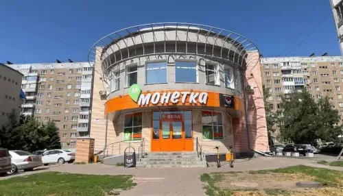 Трехэтажный торговый центр выставили на продажу в Барнауле. Фото