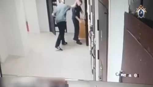 Подсудимый атаковал конвоиров в российском суде и получил пулю. Видео