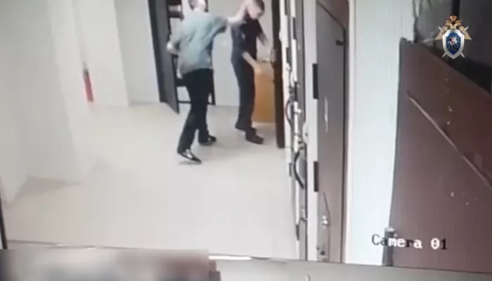 Подсудимый атаковал конвоиров в российском суде и получил пулю. Видео